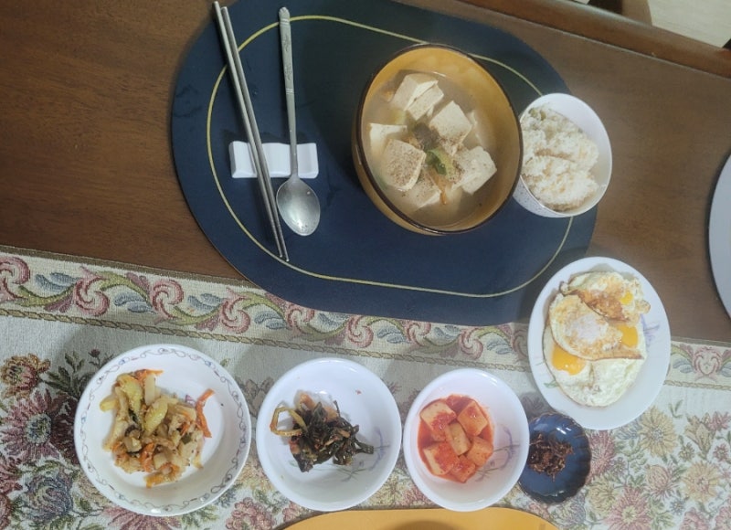 간단한 상차림 황태무우국으로 차려진 밥상