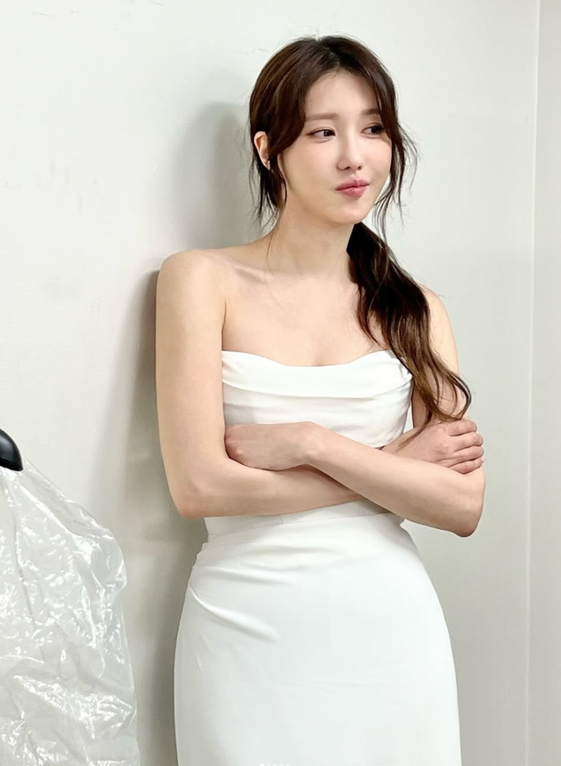 성형설까지 나왔는데.. 곧 50세 믿기지 않는 동안 미모 공개한 이지아
