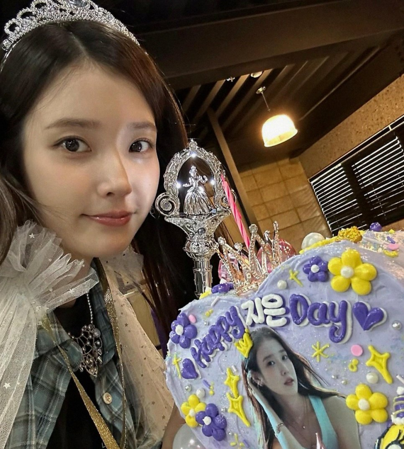 아이유 변우석 생일케이크 선물? 보라색 왕관에 담긴 훈훈한 의리