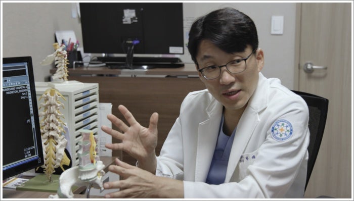 오른쪽 엉덩이 위 통증 허리 숙이거나 앉아 있을 때 아픈 원인