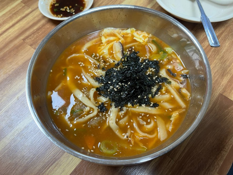 [강릉중앙시장맛집] 장칼국수, 감자옹심이 40년 전통 '여왕개미식당' 찐후기!