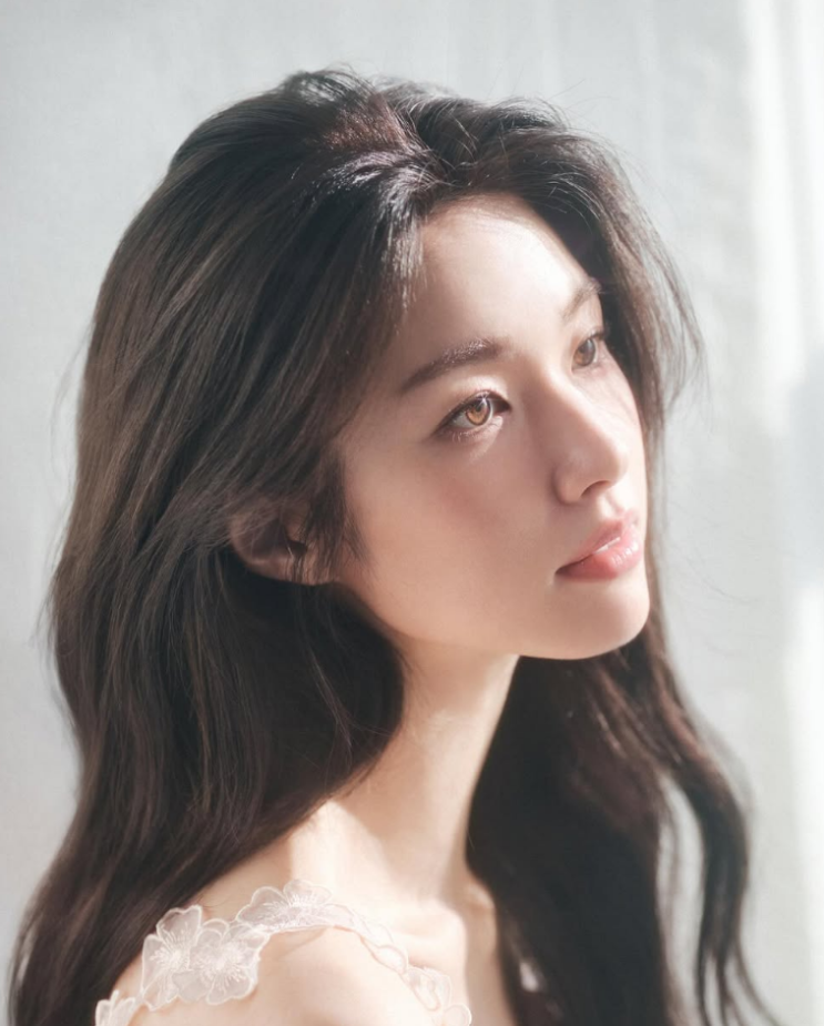 이화여대 서양화과에 4대째 의사 집안? <b>배우</b> <b>하영</b>의 독보적인 반전 ....