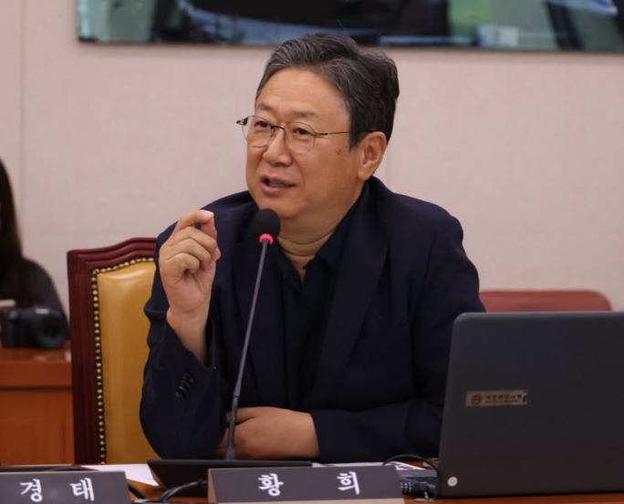 <b>황희</b> 의원 "<b>폐버스</b>로 청년<b>주택</b>"…"1호 입주자로 들어가라" 야권 역풍