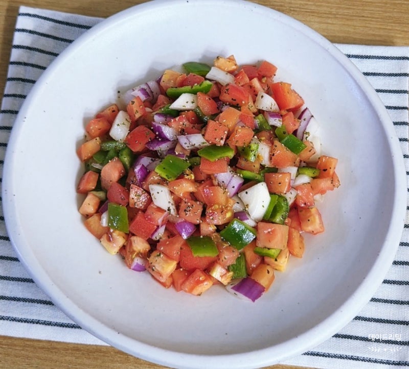 토마토 살사 샐러드 만들기 상큼함이 가득한 제철 토마토 요리