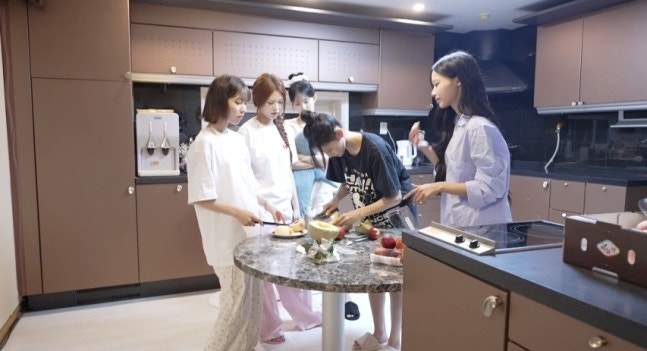 리센느, 99평 새 숙소로 이사…"성공이 가져온 변화, 무전기가 필요한 수준"