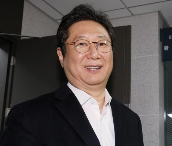 <b>청년</b>이 '보트 난민'입니까? 폐기 <b>버스</b> 개조해 살라는 정치인들의 소....