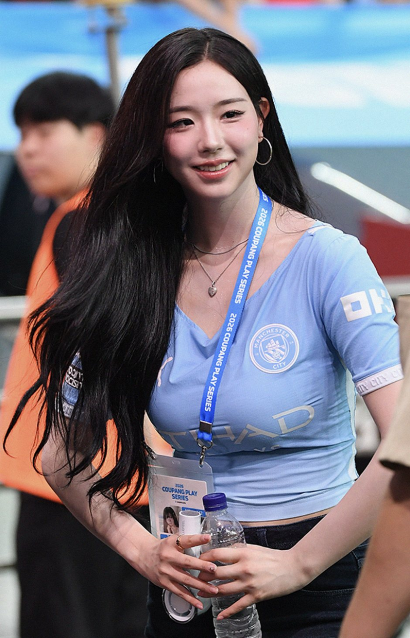 김채연 맨시티 유니폼, 딱붙핏 비밀은? 프리뷰쇼 스타일링 분석!