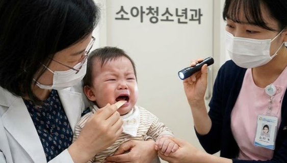 아기가 갑자기 밥을 거부한다면? 구내염 증상부터 빨리 낫는 법, 병원 가야 하는 순간까지