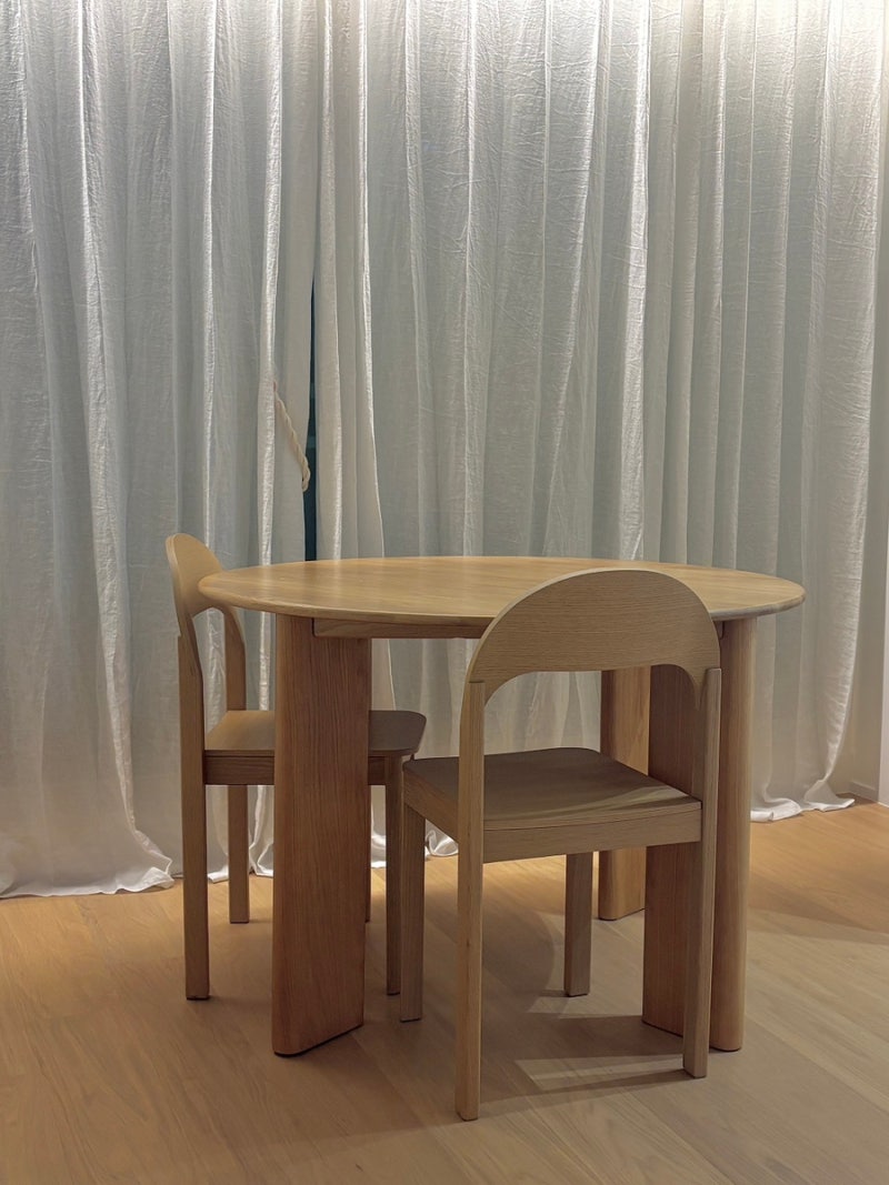 내가 조합한 원목 식탁•의자 세트 | 우디크 라인 원형 테이블X잭슨카멜레온 Botany Dining chair