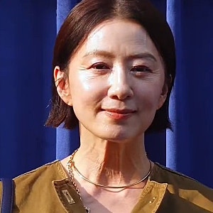 "눈주름 목주름이 우아하다"김희애, 자연스럽게 나이 드는 아름다움