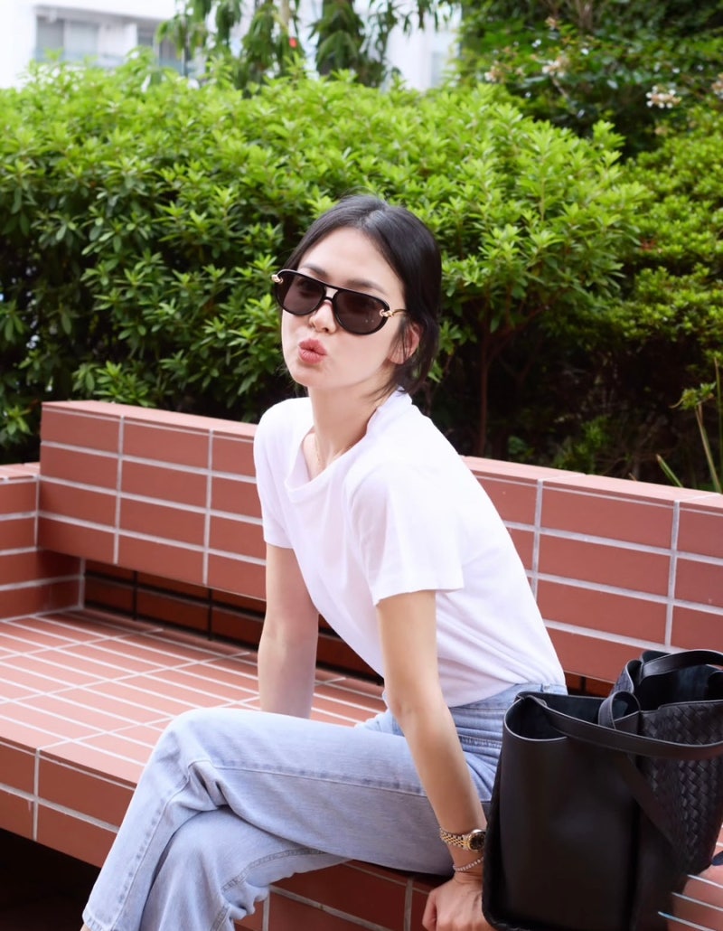 송혜교 패션 흰티 청바지 사복 코디, 보테가베네타 가방 선글라스 정보