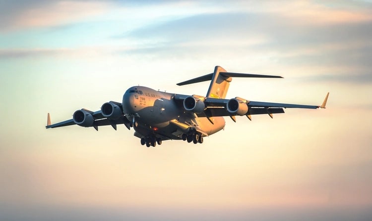 미 공군 C-17 글로브마스터 III 수송기가 비행하는 모습