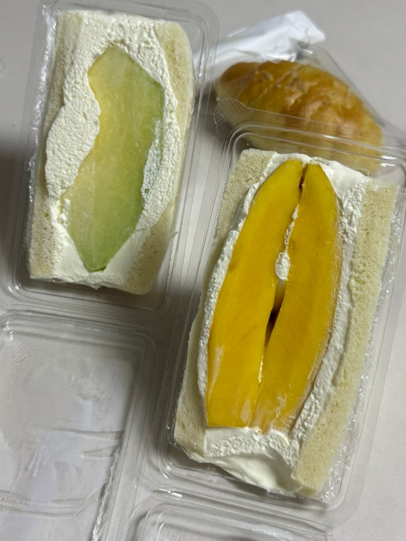 군자역 빵집 후르츠산도 고구마맛탕휘낭시에 하우스오브버터