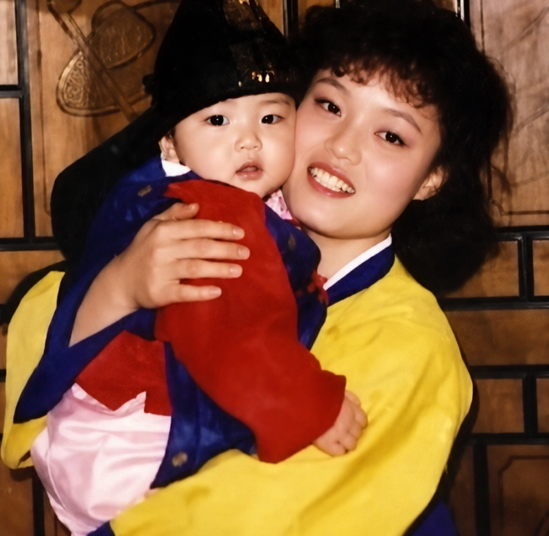 “20살 때 처음 알았다”…8명의 누나와 자란 입양아, 키워준 부모님께 ‘100억 저택’ 선물한....