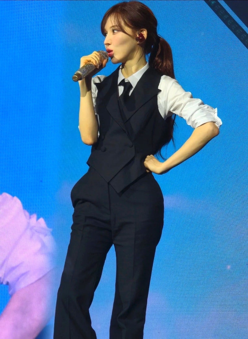 레드벨벳 웬디 뼈말라근황 골반라인 눈에 띈 무대