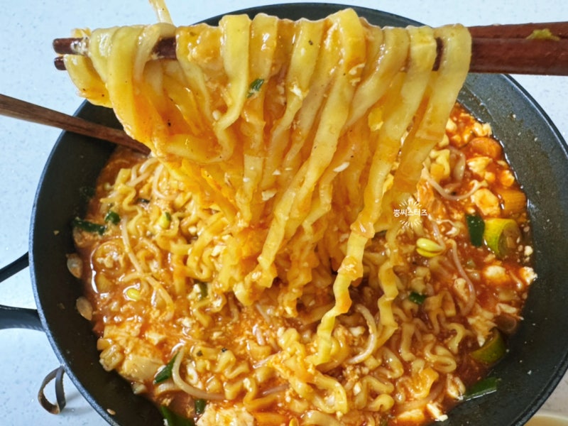 화끈하게 매운 순두부 불닭볶음탕면