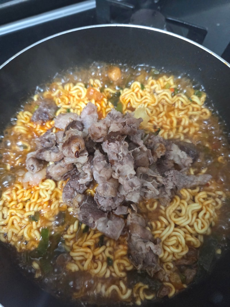 냉동 우삼겹 활용 칼칼한 우삼겹라면 레시피
