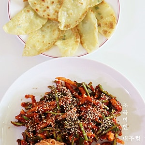 눈이 번쩍! 입맛 돌아오는 납작만두+오징어무침회 밀키트, 푸른회식당[내돈내산]