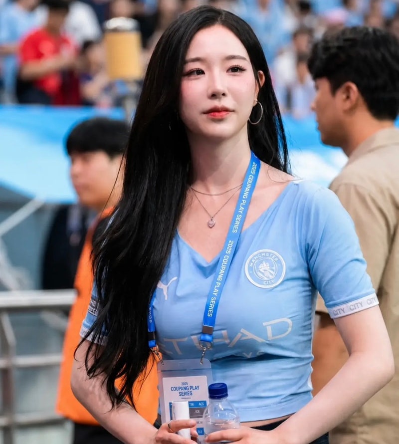 김채연 축구티 패션, 맨시티 유니폼 하나로 ‘축구 여신’ 된 이유