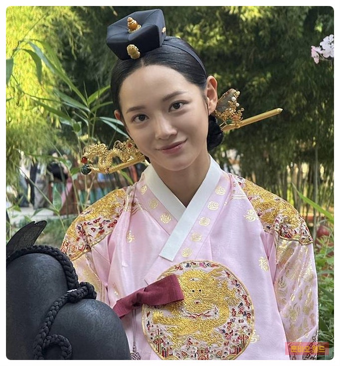김세정 얼마나 예쁘길래…20대에 조선 중전 캐스팅, 400년 뛰어넘는 ‘여고생왕후’ 온다
