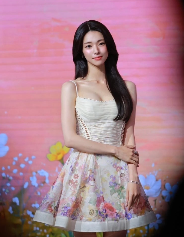 너무나 예쁜 여<b>배우</b> <b>하영</b> 300만원대 원피스 정체는?
