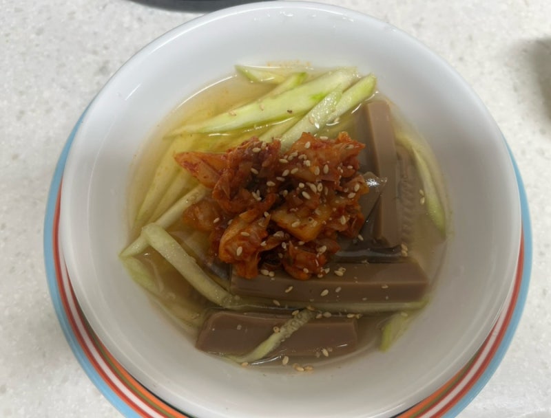 [여름 별미] 냉면육수의 쨍한 맛 줄이고 깔끔하게 만든 도토리묵 냉국 레시피