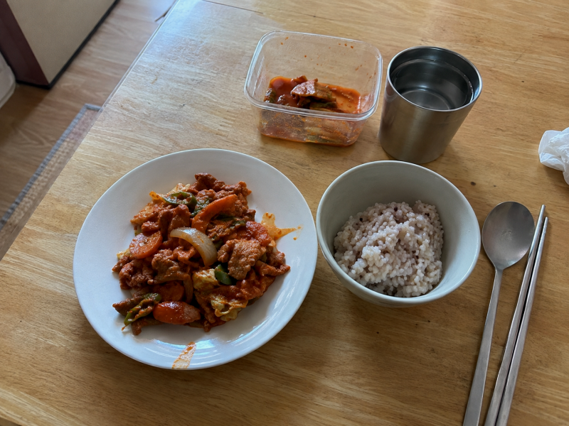 돼지고기 앞다리살 제육볶음 레시피｜매콤달콤 양념으로 맛있는 집밥 메뉴