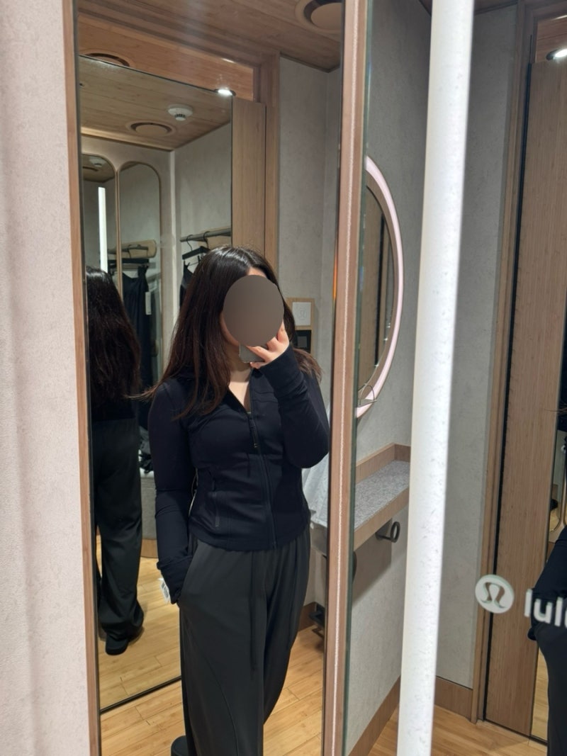 [서울/명동] 룰루레몬 명동 매장 타임워크 스토어 방문 후기 키작녀 디파인크롭자켓 착용