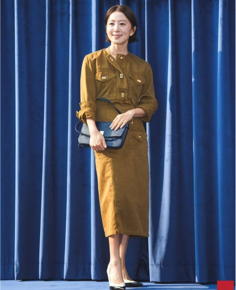 김희애, 역시 우아함의 정석! 브라운 데님 원피스로 완성한 청담동 럭셔리 외출룩 / 브라운 ....