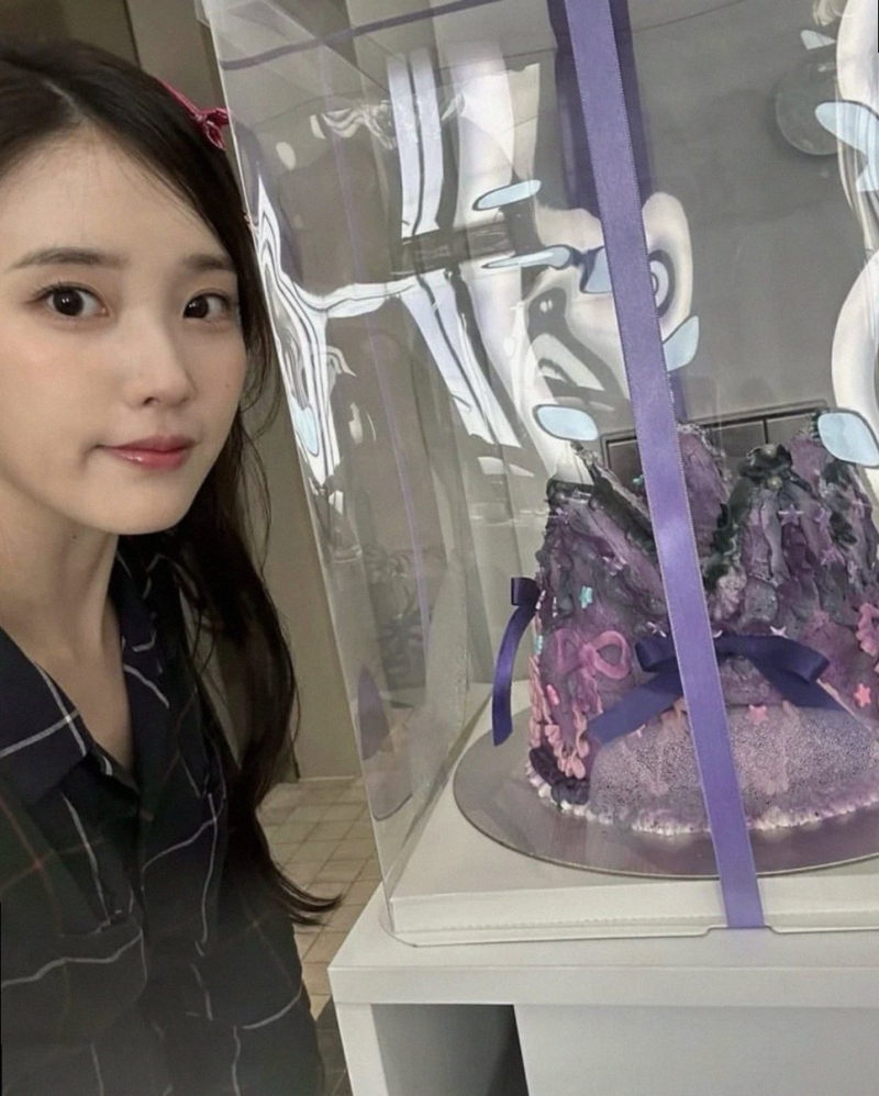 아이유 생일케이크 변우석 선물 3개월 만에 밝혀진 보라색 왕관의 비밀