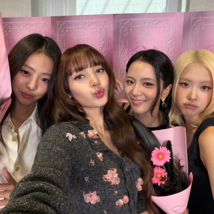 논란의 블랙핑크 10주년 멤버들은 뭘 입었나