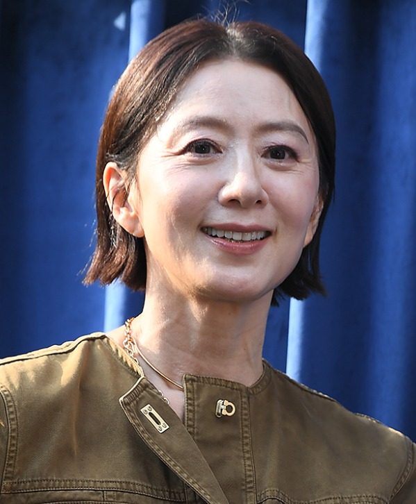 “주름까지 품격” 김희애 행사장서 포착된 깜짝 근황…우아한 60대 사복패션 총정리!