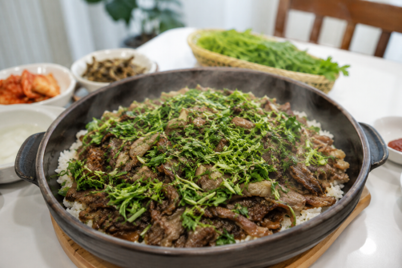 우삼겹 솥밥 만드는 법, 솥밥 물 비율 황금비율 1대1 미나리 솥밥 레시피 무쇠솥 요리