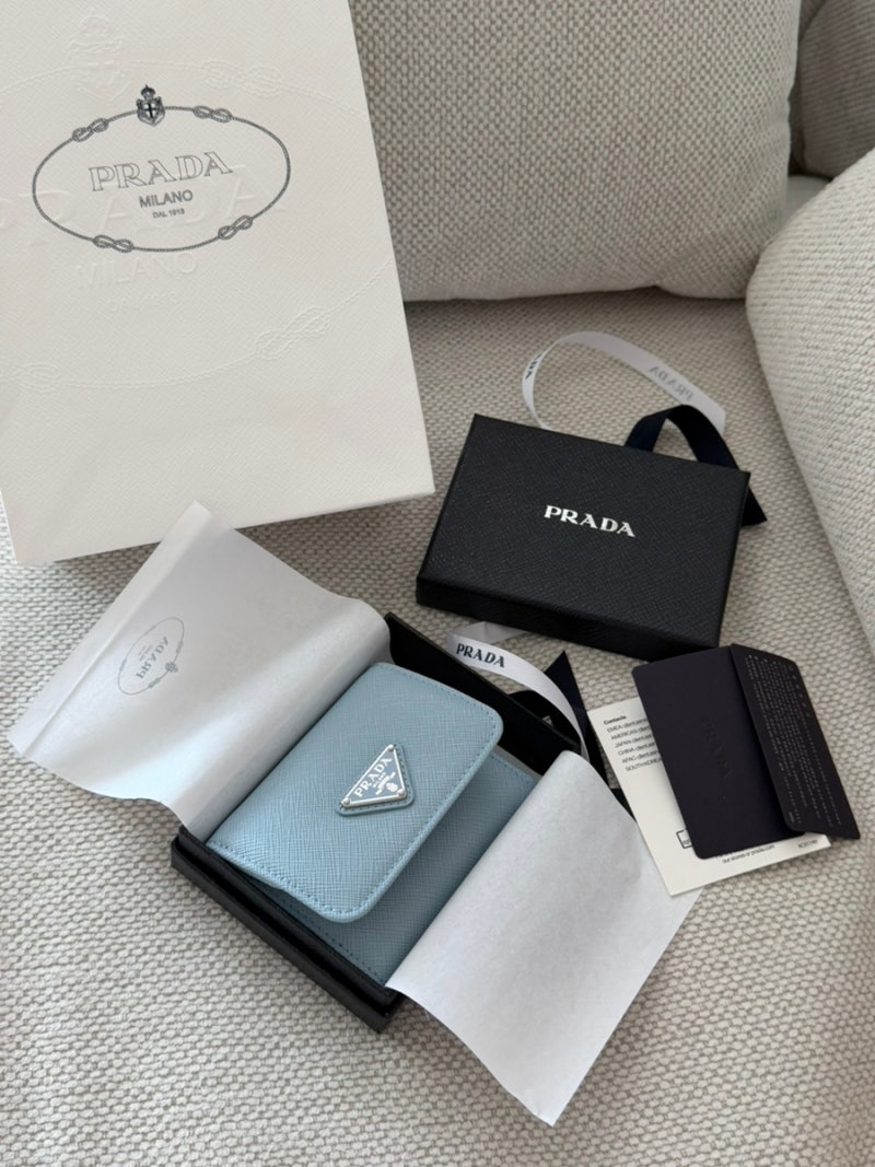 [PRADA] 프라다 사피아노 가죽 반지갑 페일블루 선물