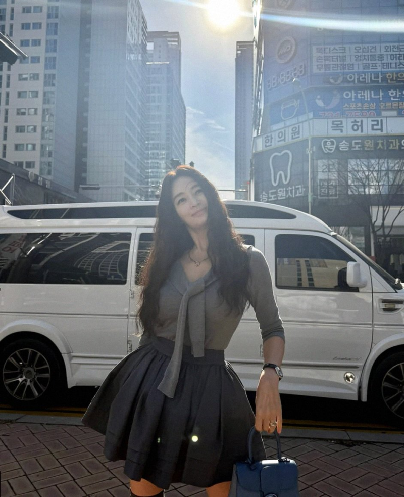 김혜수 있지 유나 33살 나이 차 무색한 같은 옷 다른 느낌 패션 (패션정보)