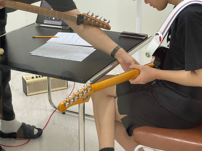 오늘은뮤직 창원점에서 수강생이 일렉기타 레슨을 받는 모습