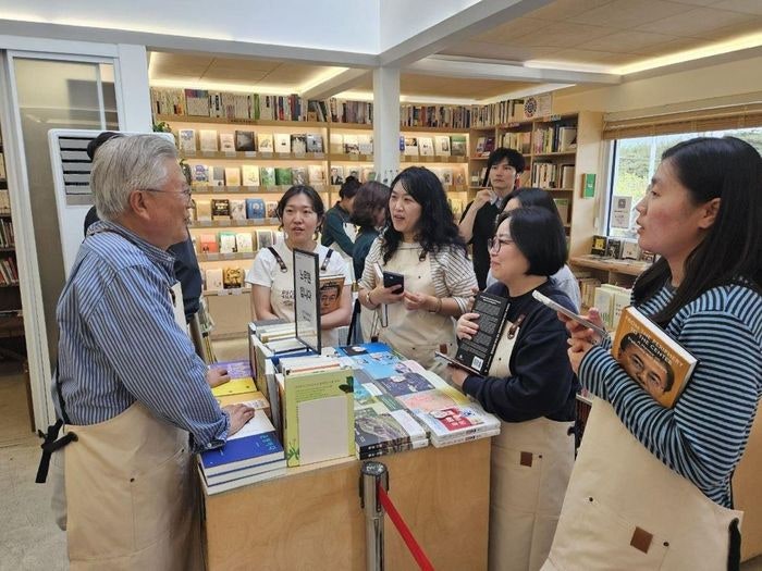 평산책방 1200일, 문재인 전 대통령이 마주한 63만명…무슨 일 있었나