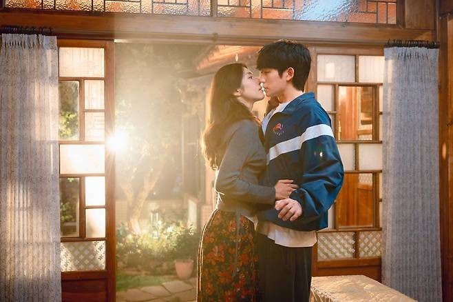 넷플릭스 신작 이런 엿같은 사랑 정해인 하영 출연진 등장인물 촬영지 원작