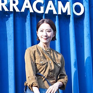59세 맞아? 김희애 레드카펫 ‘자연스러운 주름’에 시선 쏠린 이유