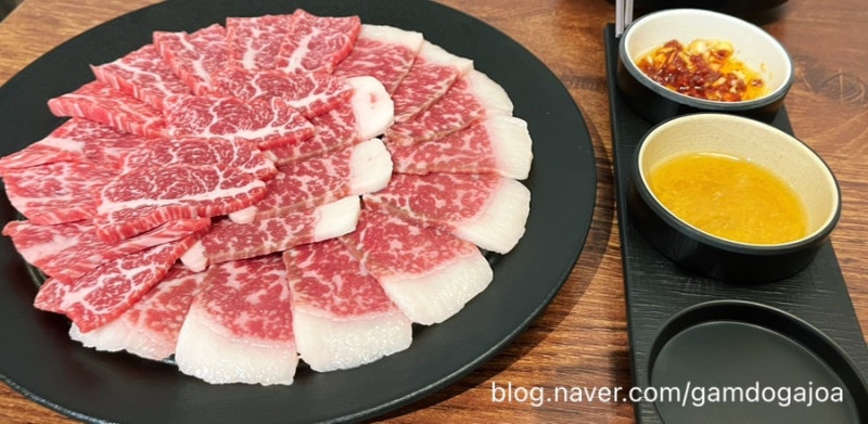 한우 색깔부터 남다르다｜잠실 투뿔 한우 육사시미·차돌사시미 맛집 ‘육회와스지’