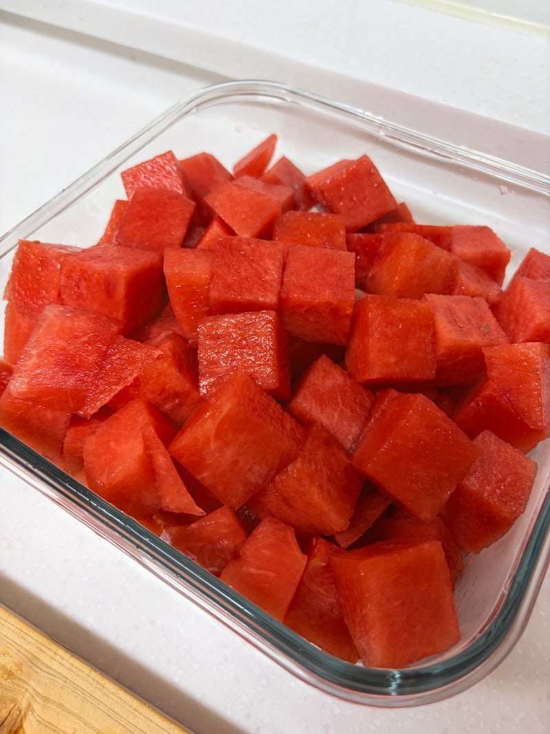 도마 없이 수박 자르기 손에 즙 안 묻히고 깔끔하게 큐브 모양 깍둑썰기하는 법