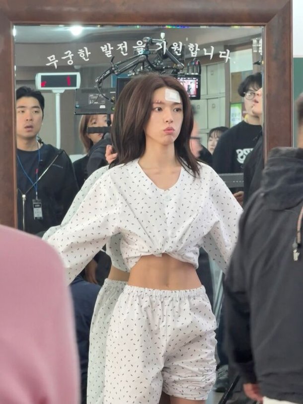 배우 <b>하영</b>, <b>환자복</b> 사이 드러난 선명한 11자 <b>복근</b> 화제