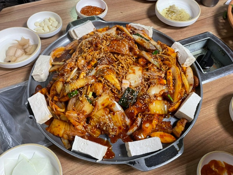 답십리 통돼지두루치기 김치찌개 용답동 맛집 웨이팅 후기