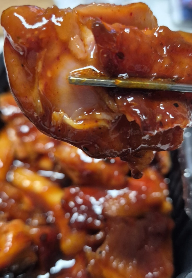 국내산 닭다리살로 참숯오븐에 구워 기름을 쏙 뺀 맛있는 웰빙바베큐치킨 불아더숯불바베큐....