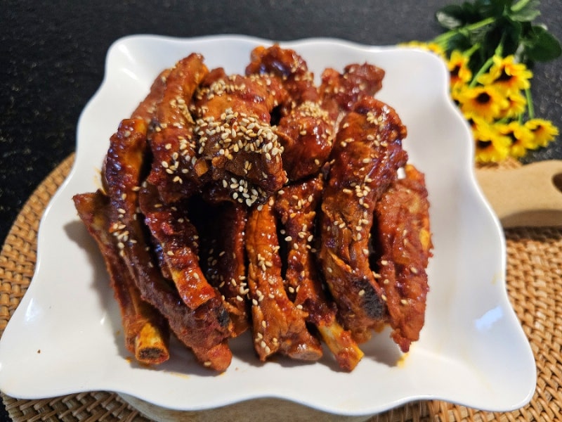 집밥의 정석 냄비로 끓인 매운 등갈비찜 돼지고기 요리