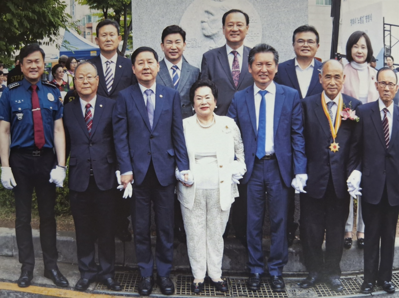 이지은이 반박한 '이재명·이희자 사진' 그런데 당시 현장에도 있었다
