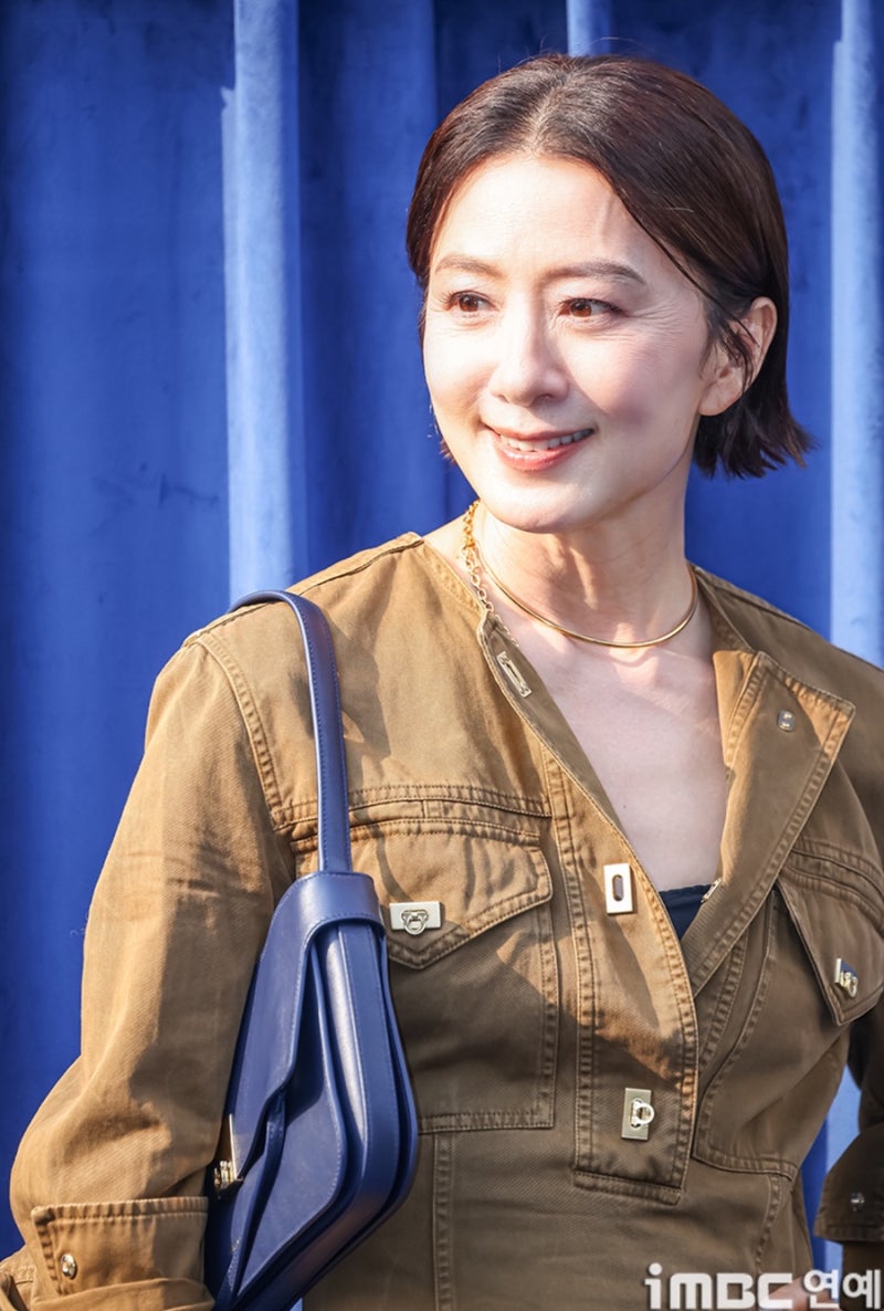 자연광 아래 더 빛난 김희애의 품위…‘59세’ 나이를 숨기지 않는 아름다움에 박수가 나옵....