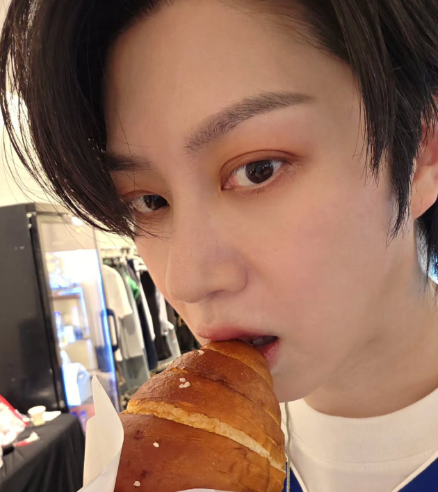 上下が逆さまの太極旗の横断幕を指摘したSUPER JUNIOR キム・ヒチョル プロフィール：故郷、学歴、財産、年齢、事件....