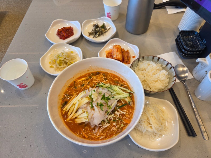 강릉 해송: 가자미 세꼬시가 엄청 깔끔하게 손질되어 나오는 강릉 안목해변 물회 맛집