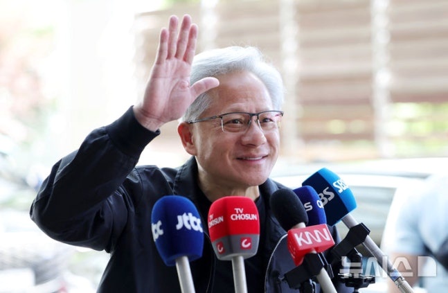 <b>화사</b>, <b>젠슨황</b>에 손편지 감사 인사 전한 진짜 이유